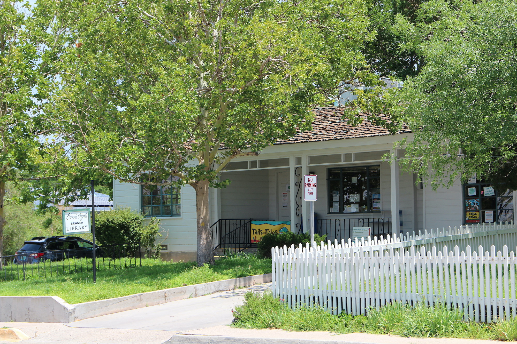 Picture of Ernie Pyle Public Library	900 Girard Blvd SE, Albuquerque, NM 87106